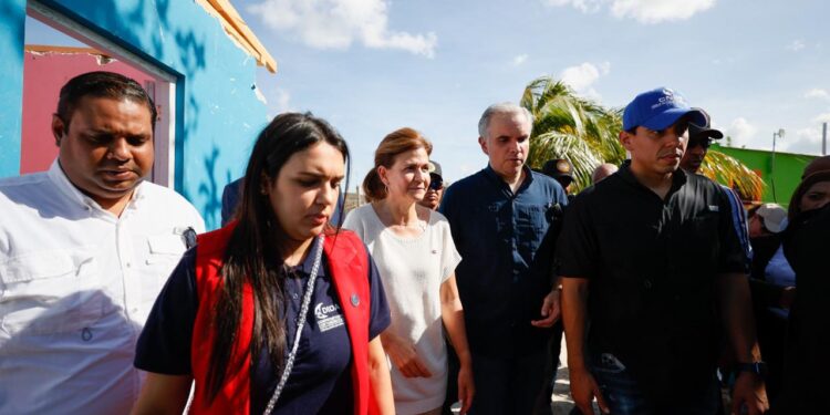 Vicepresidenta Raquel Peña supervisa trabajos realizados a familias afectadas por huracán; lleva mensaje de esperanza