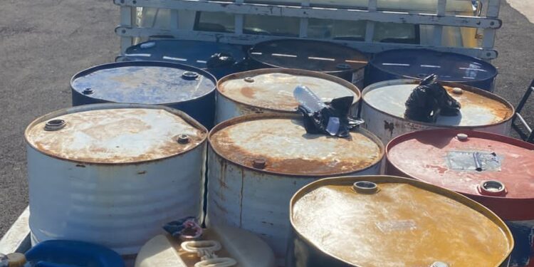 Atrapan camión con 590 galones de combustible que transportaba de manera clandestina