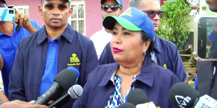 Maritza López del PAL lleva ayuda a sectores afectados por huracán Fiona