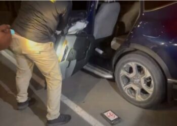 Arrestan a dos hombres con 19 paquetes presumiblemente cocaína en Azua