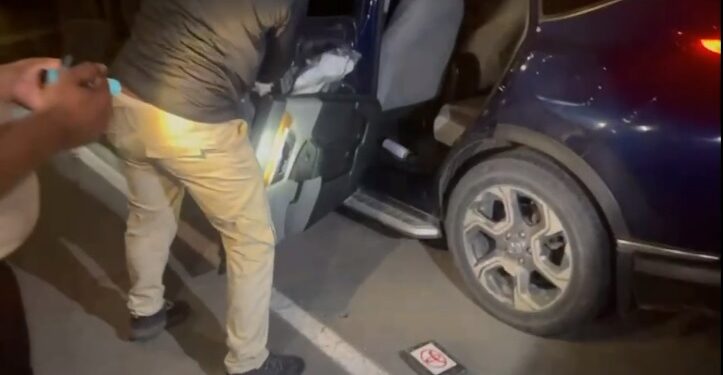 Arrestan a dos hombres con 19 paquetes presumiblemente cocaína en Azua