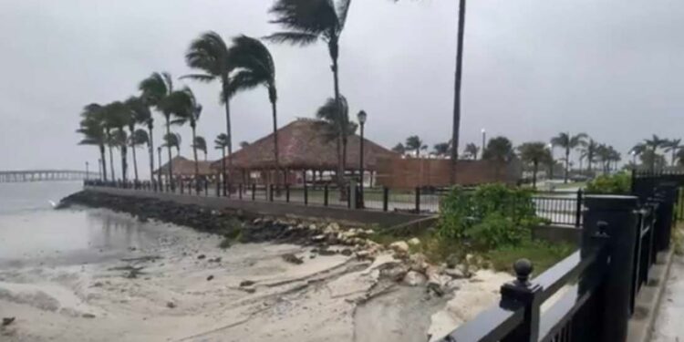 Huracán Ian pierde intensidad tras causar inundaciones “catastróficas” en Florida