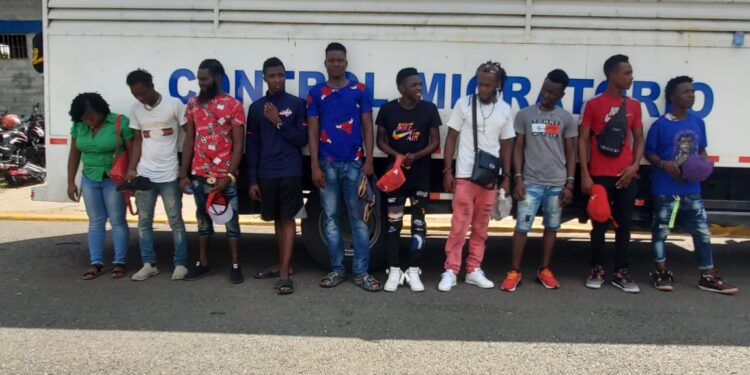 Migración deporta unos 700 nacionales haitianos ilegales diario