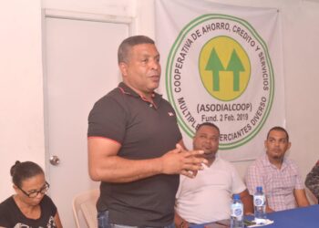 Regidor Luis Vallejo lleva charla de emprendedurismo a mercaderes Los Alcarrizos