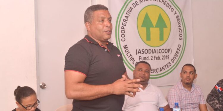 Regidor Luis Vallejo lleva charla de emprendedurismo a mercaderes Los Alcarrizos