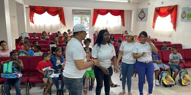 Movimiento TamoJunto realiza entrega de útiles escolares a niños de Los Mameyes en SDE