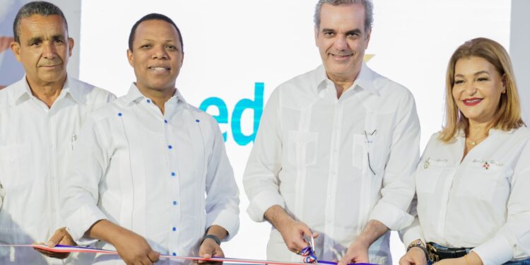 Presidente Abinader inaugura proyecto de electrificación y oficina comercial Edesur en Rancho Arriba