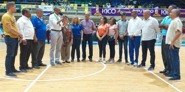 Colectivo deportivo entrega Medalla de Honor a director de las Escuelas Vocacionales