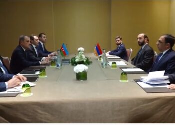 Ministros de Exteriores de Armenia y Azerbaiyán abordan tratado de paz