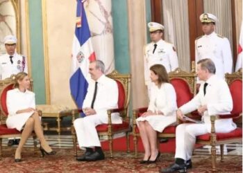 Abinader recibe cartas credenciales de tres nuevos embajadores