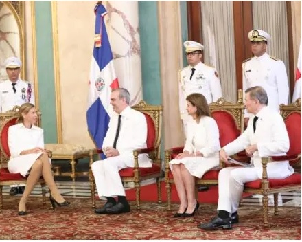 Abinader recibe cartas credenciales de tres nuevos embajadores