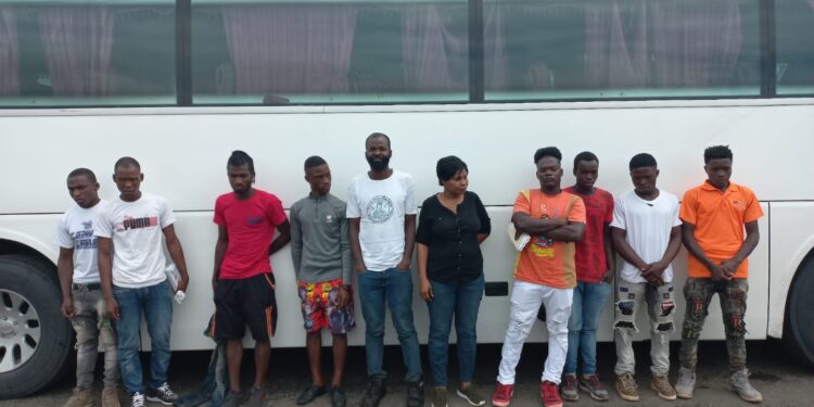 Agentes Migración apresan autobús con 23 nacionales haitianos ilegales abordo entrando a la capital