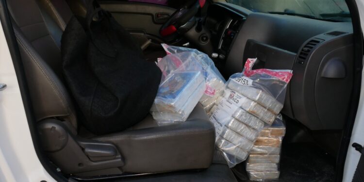 Incautan otros 26 paquetes presunta cocaína vehículo en que fue apresado exraso PN con droga