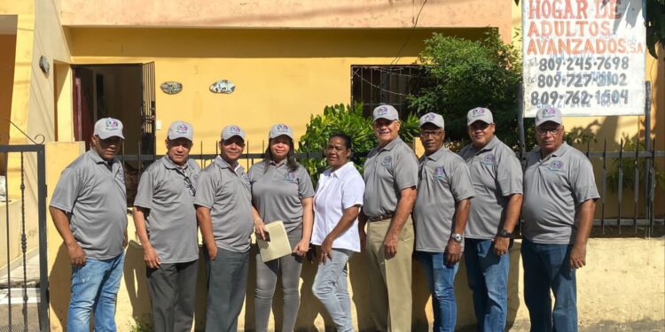 Movimiento Visión Ciudadana entrega medicamentos y materiales gastables a hogar de adultos mayores en SDE