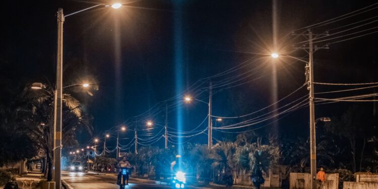 Edesur Dominicana ilumina el malecón turístico de Barahona