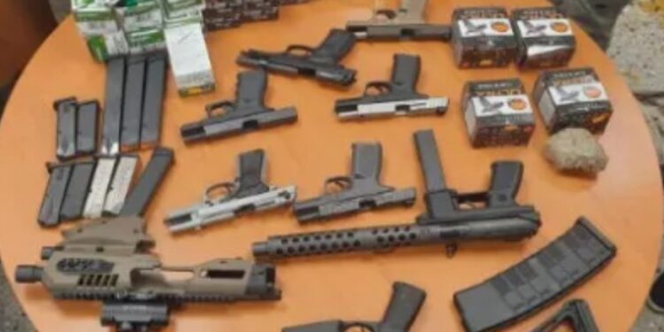 PN ocupa un fusil, una Uzi, seis pistolas y más de mil municiones ocultas en tanque enviado desde EE.UU
