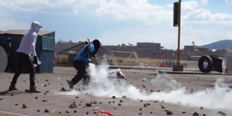 Violenta crisis política en Perú deja al menos 17 muertos en Juliaca
