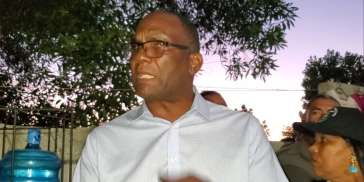 Alcalde Alcarrizos atiende llamado de comunitarios Villa Baria 2do, se compromete llevar obras