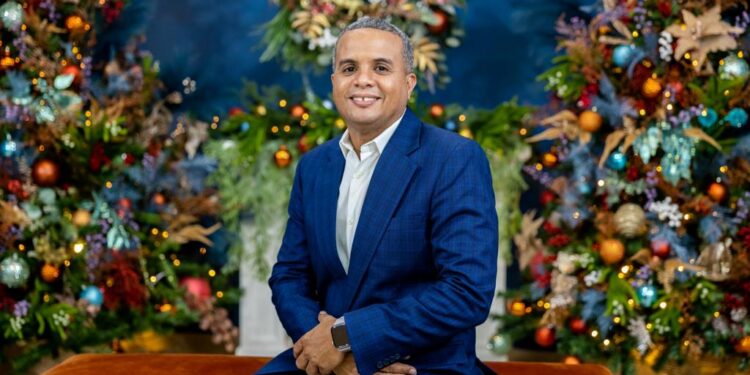 Empresario Luis Mejía reparte juguetes a decenas de niños del sector Herrera en SDO