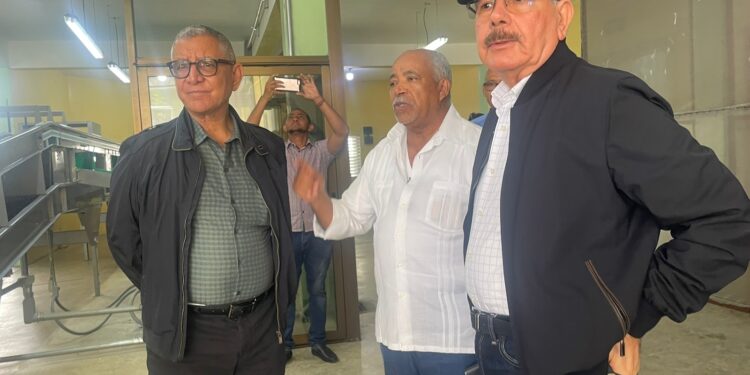 Danilo Medina comparte con productores de café y aguacate en San Cristóbal