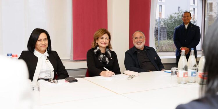 Vicepresidenta Raquel Peña se reúne con dominicanos en Suiza