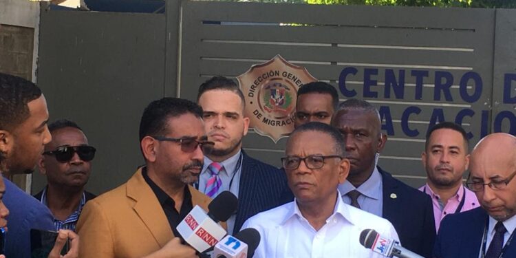 Migración desautoriza entrega de carnets de trabajo a nacionales haitianos que supuestamente laboran agricultura en Dajabon