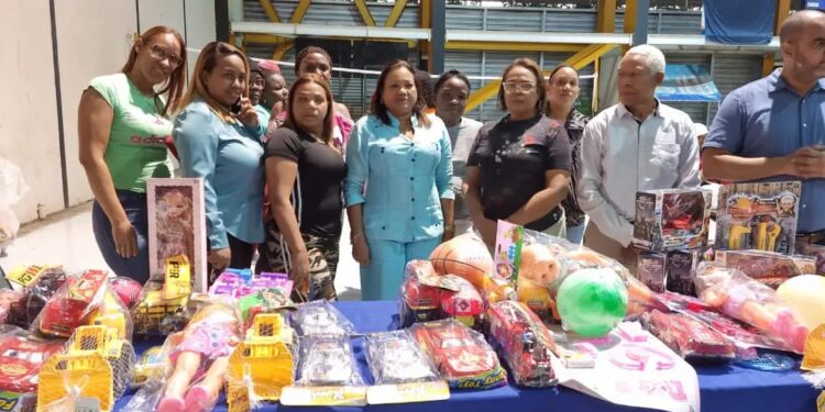 Gobernadora SD realiza entrega de juguetes a niños de Invivienda y sectores aledaños en SDE