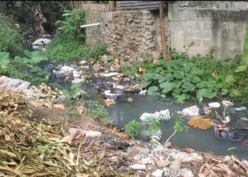 Enfermos e incomunicados habitantes del sector Eduardo Brito en Pedro Brand, por mal estado de cañadas y calles