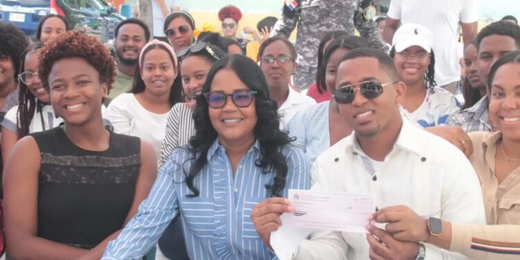 Viceministra Scarlet Benzan entrega fondos a Asociación de Estudiantes Universitarios de Palenque para compra autobús