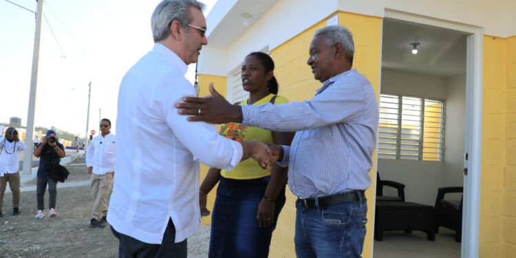 Abinader entrega nuevo centro poblado en Monte Grande, conformado por 390 viviendas con servicios básicos