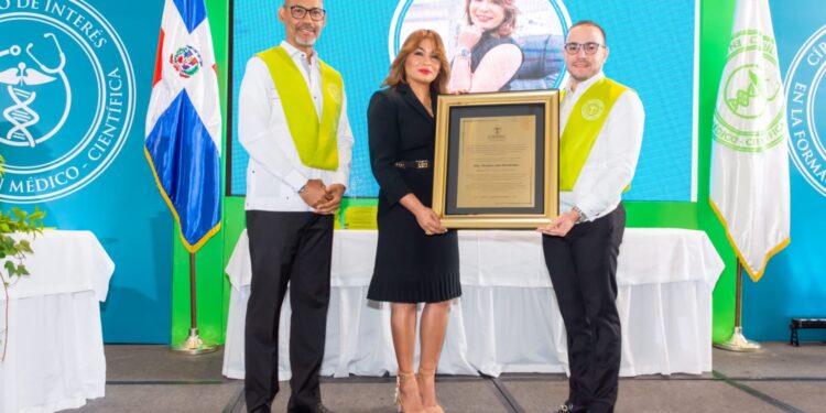 CIFMEC entrega máximo galardón académico a doctora Yocasta Lara Hernández durante XIX Graduación Ordinaria