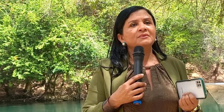 Vicealcaldesa SDE Ángela Henríquez llama a racionalizar el agua ante sequía que afecta el país
