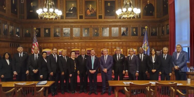 Miembros de Altas Cortes de RD y Estados Unidos intercambian experiencias en presencia de embajadora