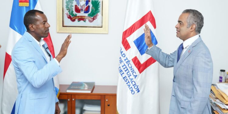 Ministro Joel Santos Echavarría juramenta a Duarte Méndez Peña como director interino de Titulación