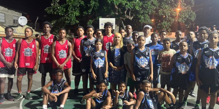 Jovenes deportistas denuncian paralización construcción de cancha sin que autoridades den explicación
