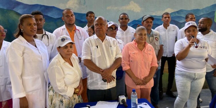 Diputado Ramón Bueno lleva operativo médico a sector La Ciénega DN