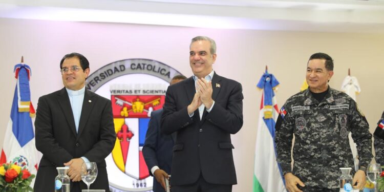 Presidente Abinader encabeza graduación por primera vez de 757 policías en derechos humanos y convivencia ciudadana