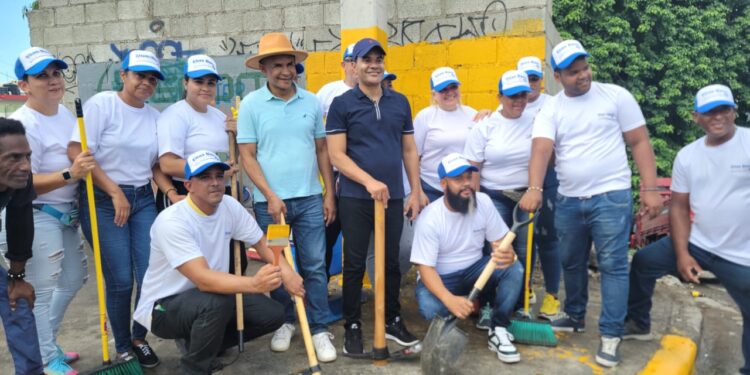 Aspirante a Alcalde SDE Elías Báez realiza jornada de limpieza en vías del municipio