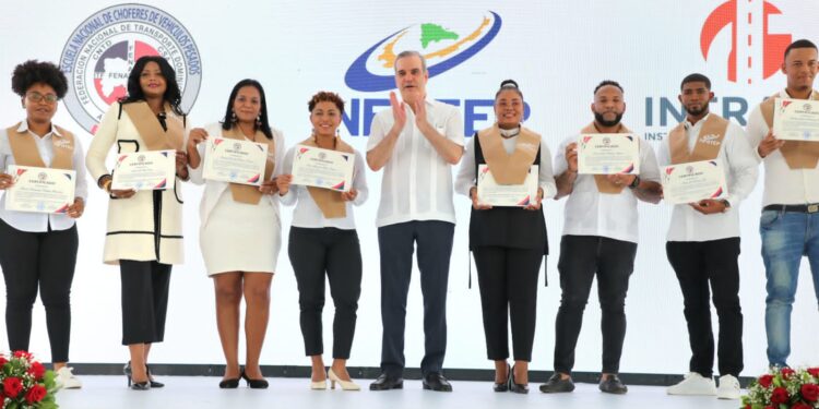 Presidente Abinader entrega certificados a 416 nuevos conductores vehículos pesados, entre estos a 43 mujeres