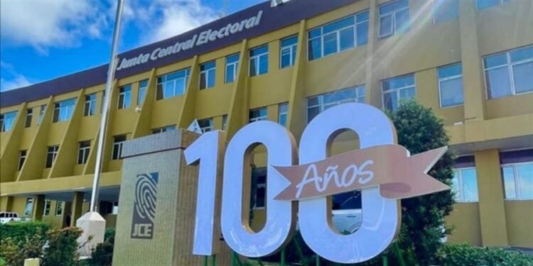 JCE rechaza reconocimiento a 106 organizaciones políticas y reconoce solo 3 partidos