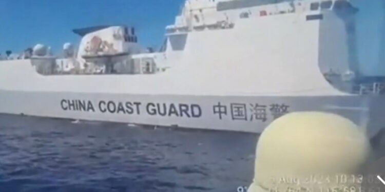 Filipinas arremete contra Pekín por un incidente de un cañón de agua en el disputado Mar de China