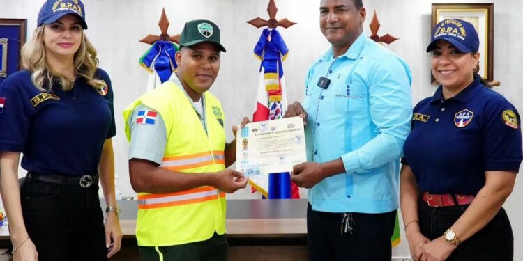 Brigada de Protección Animal hace reconocimiento a agente Digesett salvó perro bajo tormenta Franklin
