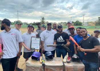 Fundación FYRE y Home Run EEUU entregan útiles deportivos a liga de béisbol en Peravia