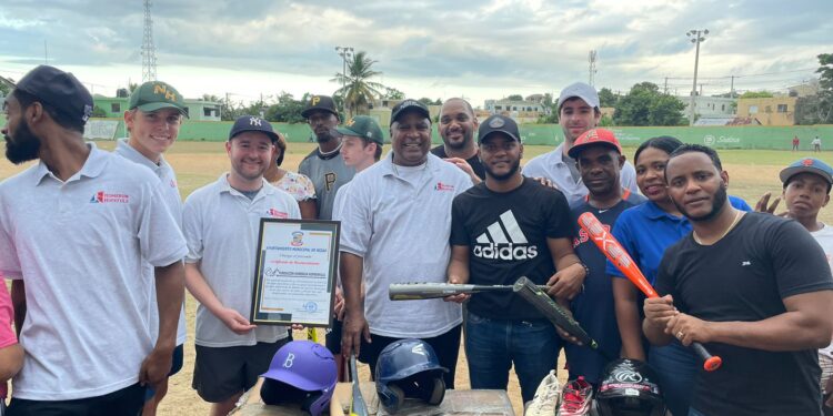 Fundación FYRE y Home Run EEUU entregan útiles deportivos a liga de béisbol en Peravia
