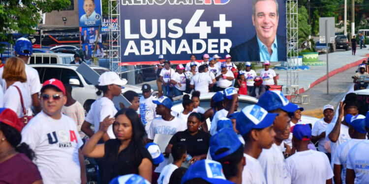 Realizan marchas en SDN solicitando la reelección del presidente Luis Abinader