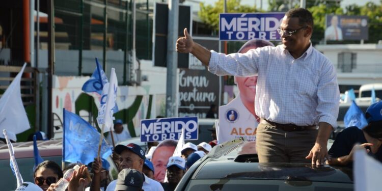 Mérido Torres concita apoyo en marcha caravana Circunscripción #1 Santo Domingo Este