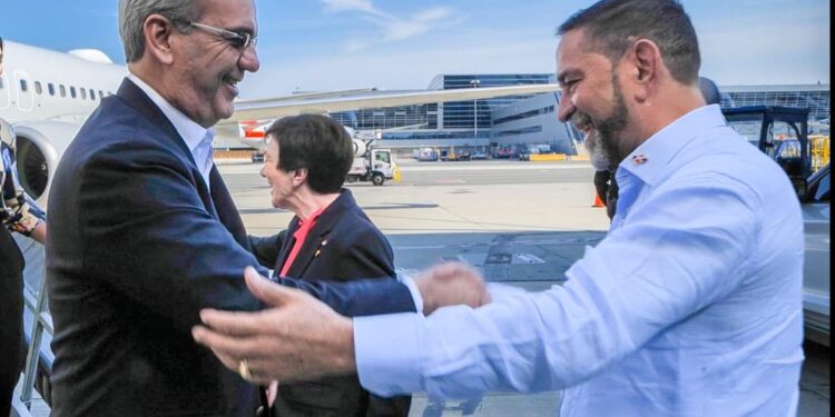 Presidente Abinader llega a New York encabezará tradicional desfile dominicano este domingo