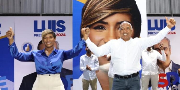 Luz Jiménez celebra concurrido acto en SDE, brinda apoyo político a Bertico Santana
