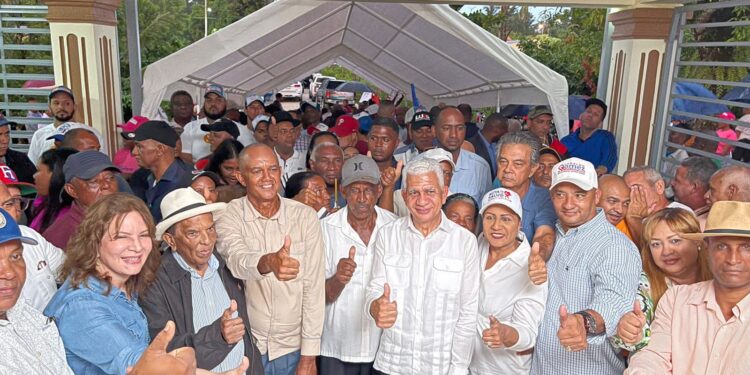 Ricardo De los Santos juramenta en PRM a presidente y exsecretario Organización PLD en Cotui y otros dirigentes