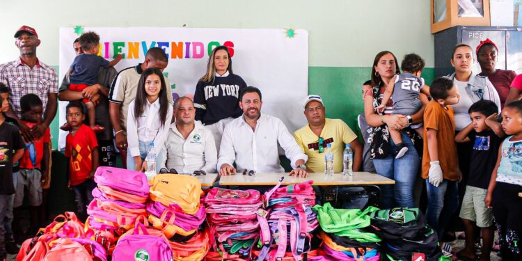 Alcalde Aneudy Ortiz Sajiun y Fundación “Somos de Ocoa” entregan 4500 kits educativos en la provincia de Ocoa
